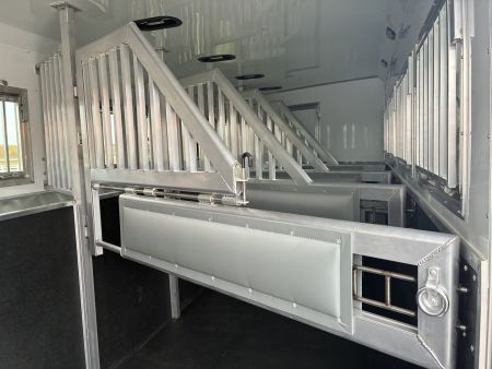 New 2026 SMC Laramie L8514SSRT 5H 14' LQ Horse Trailer