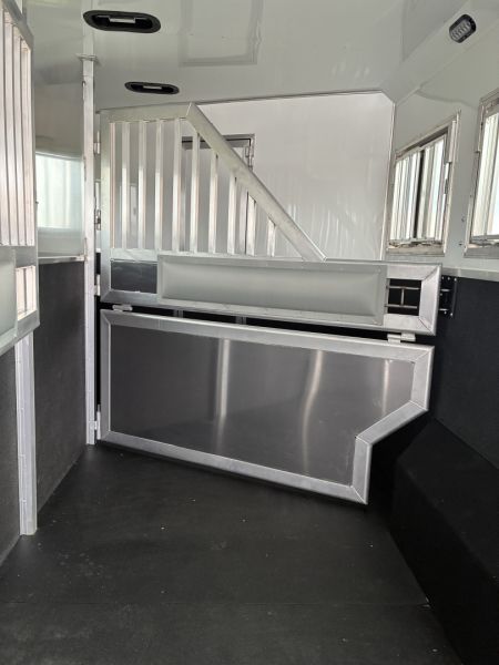 New 2026 SMC Laramie L8514SSRT 5H 14' LQ Horse Trailer