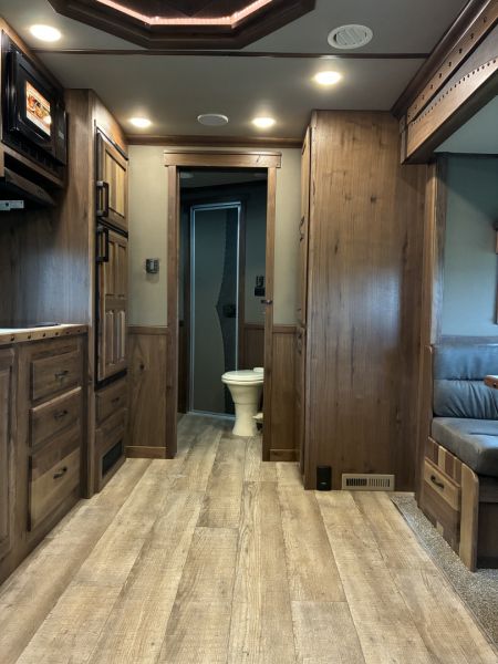 New 2026 SMC Laramie L8514SSRT 5H 14' LQ Horse Trailer