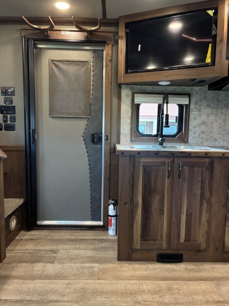 New 2026 SMC Laramie L8514SSRT 5H 14' LQ Horse Trailer