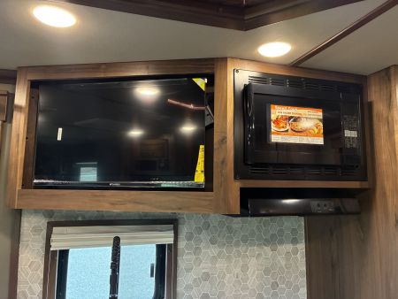 New 2026 SMC Laramie L8514SSRT 5H 14' LQ Horse Trailer