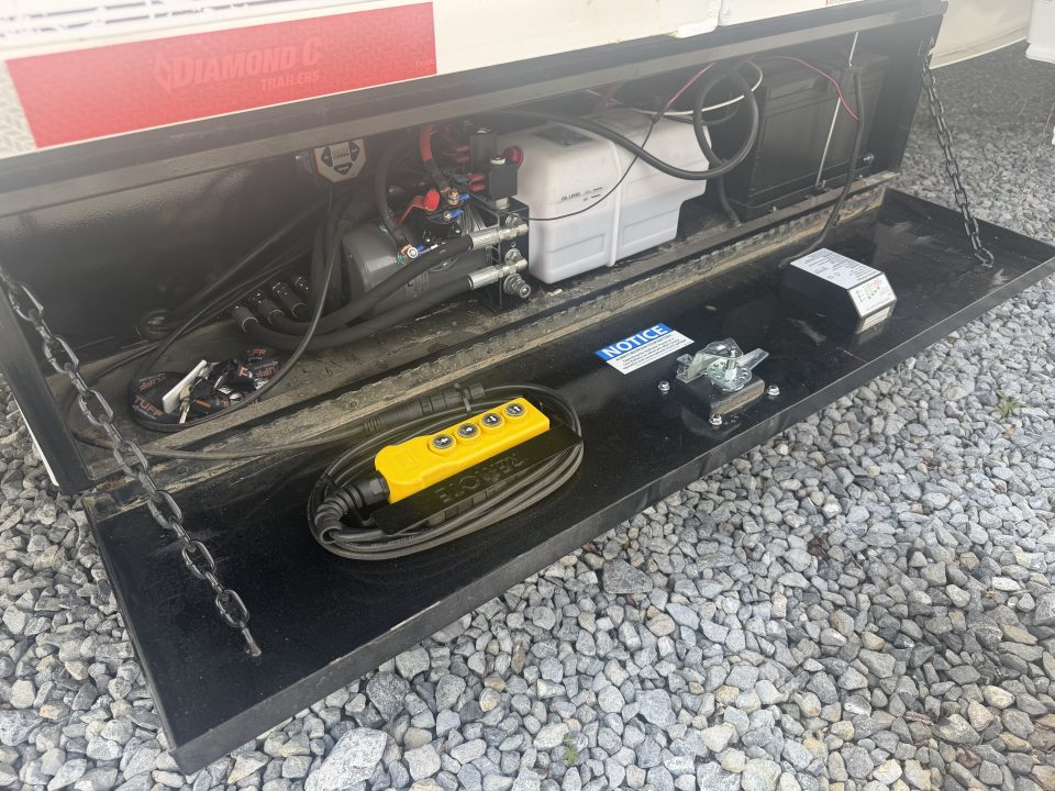 Used (USED) 2026 Diamond C DET210 DECK OVER TILT TRAILER SOLAR CHARGER HYDRO JACK