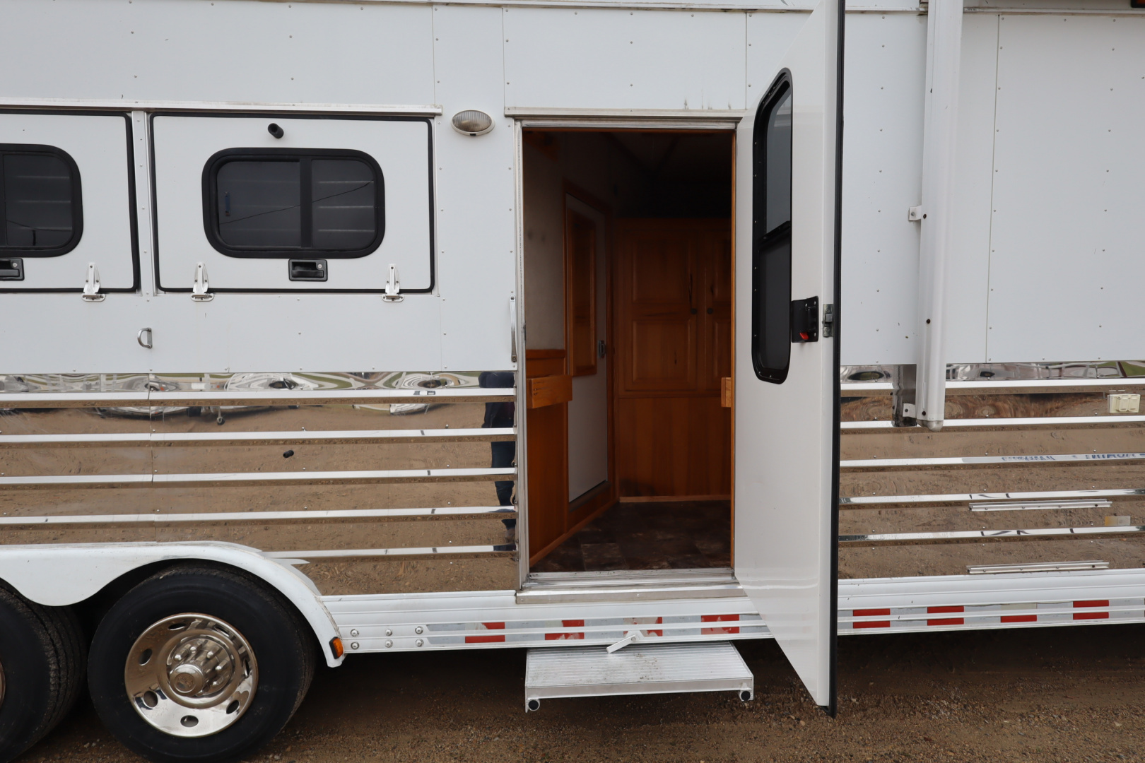 Used 2005 Sundowner 4 Horse LQ Slide-out MT Horse Trailer