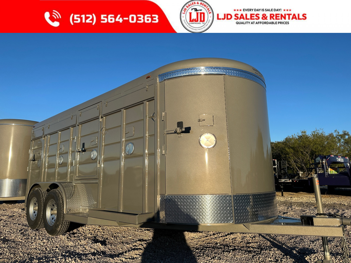 New 2026 CALICO - 18' Exotic Game Trailer -9 Stalls - Bi Folds -