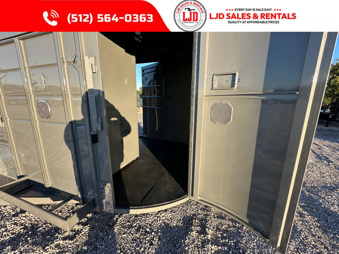 New 2026 CALICO - 18' Exotic Game Trailer -9 Stalls - Bi Folds -