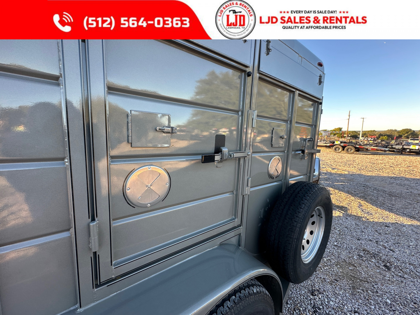 New 2026 CALICO - 18' Exotic Game Trailer -9 Stalls - Bi Folds -