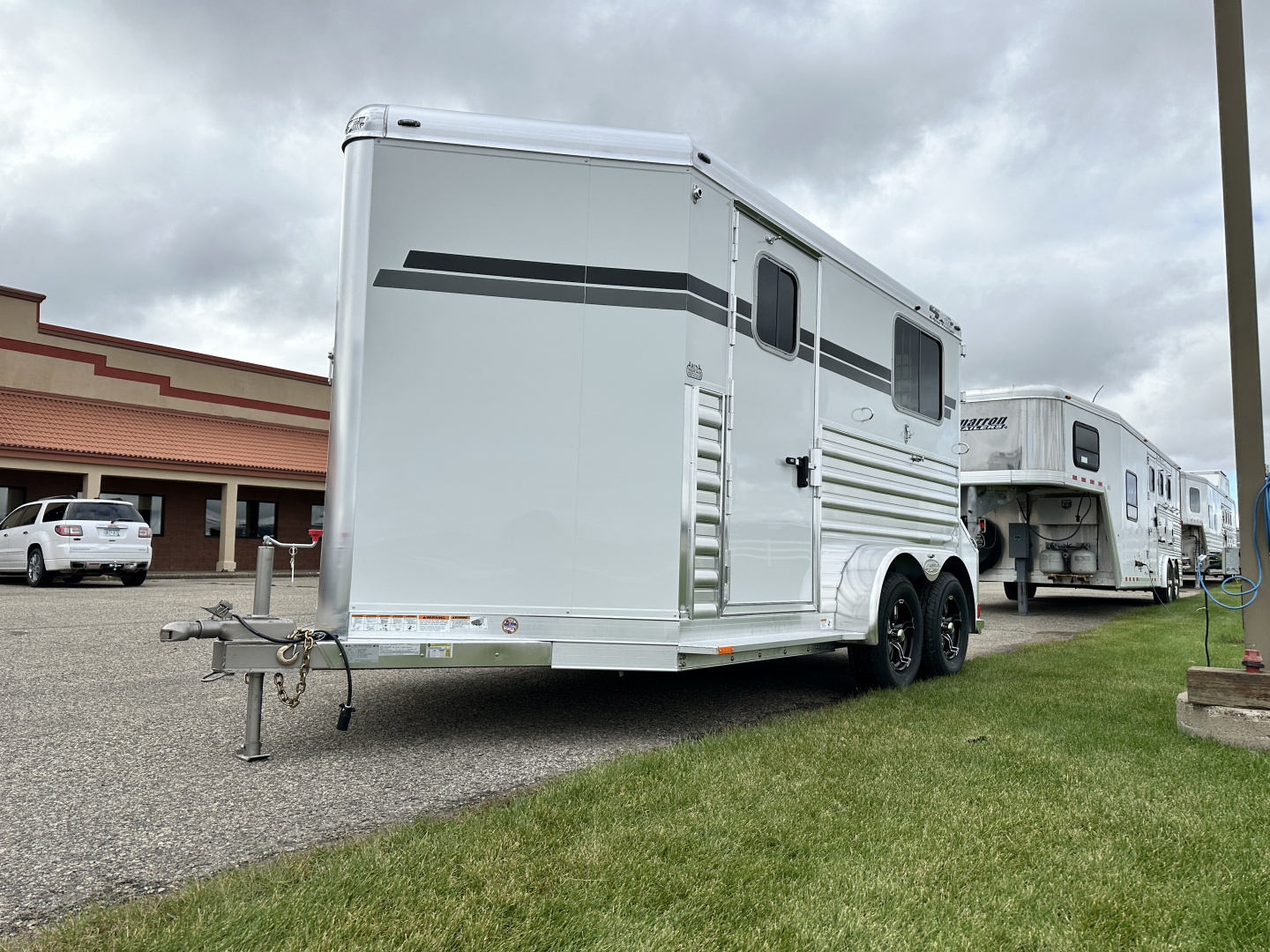 New 2026 4-Star Trailers 2H BP Straight Load Horse Trailer