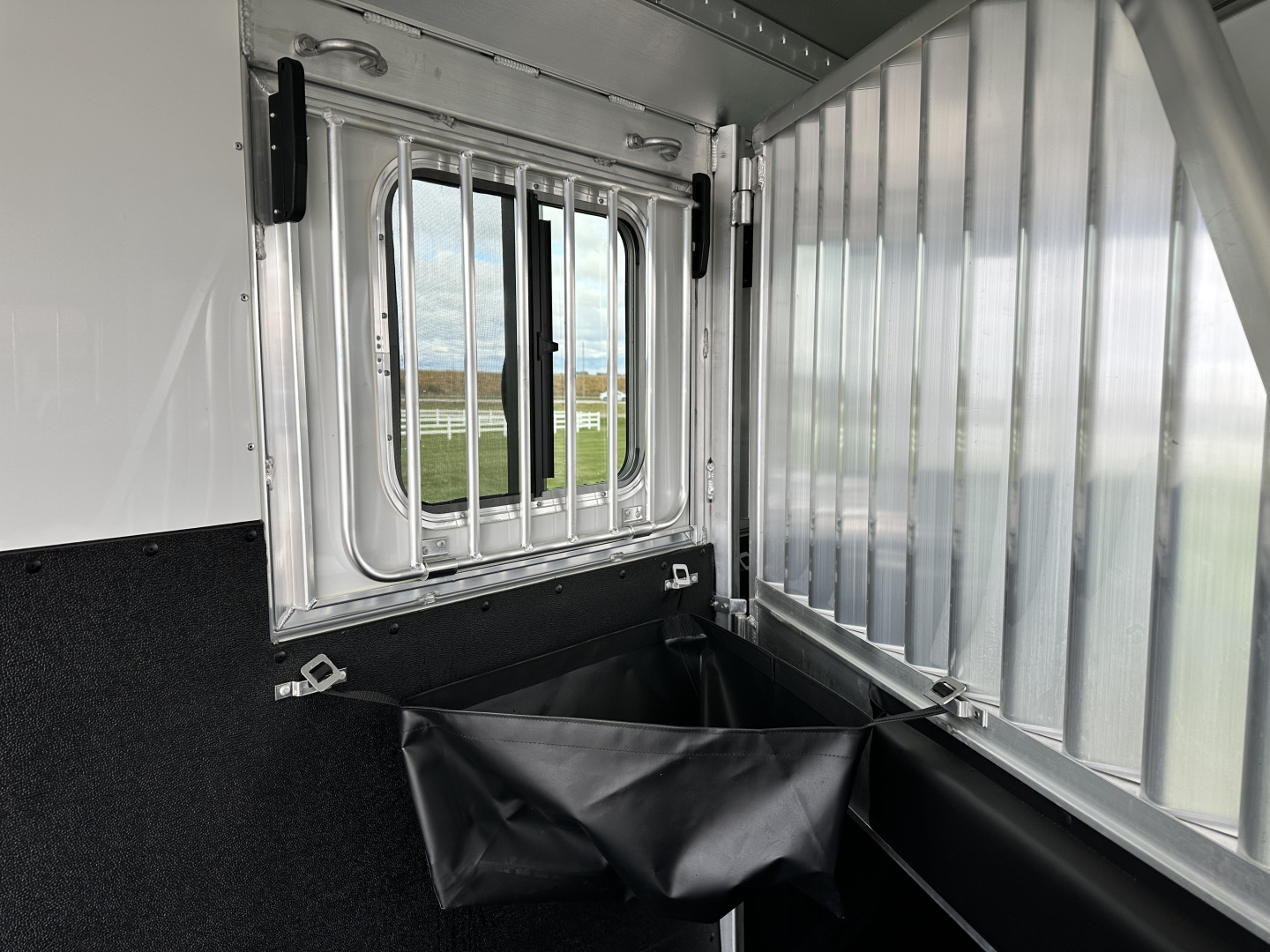 New 2026 4-Star Trailers 2H BP Slant Horse Trailer