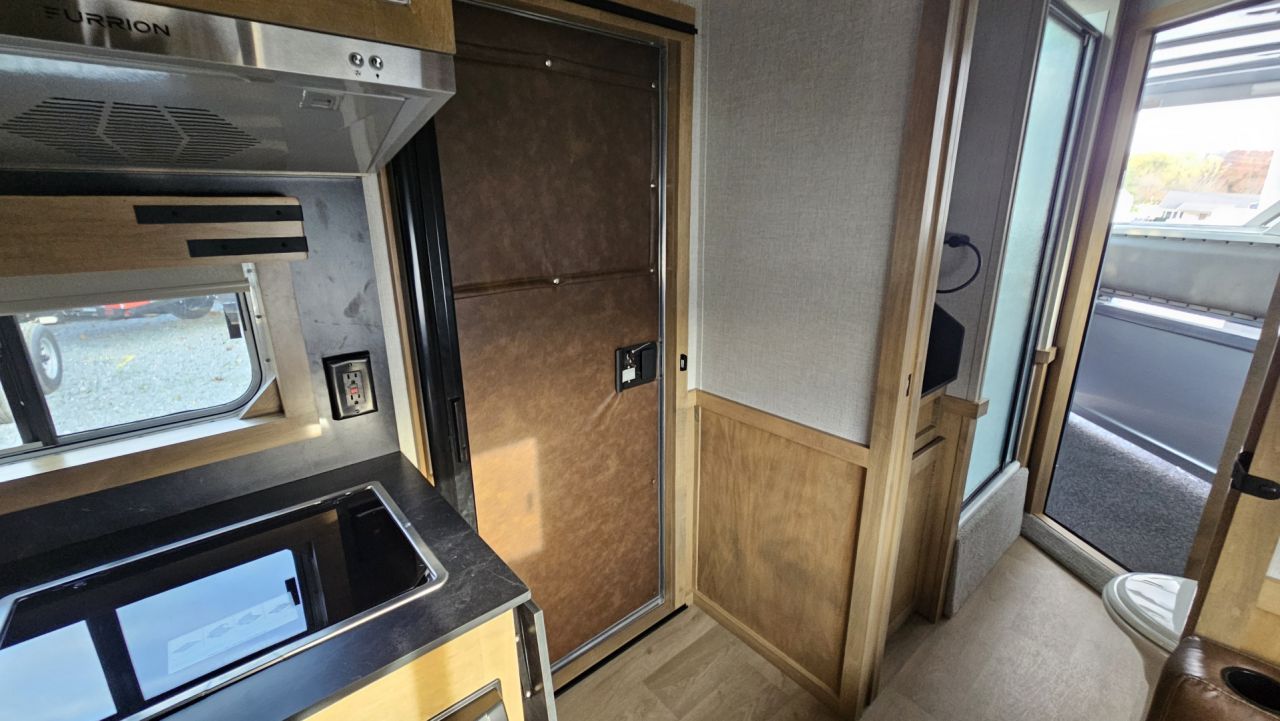 New 2026 Featherlite Trailers GOOSENECK 9807 7'X24'TA Horse Trailer