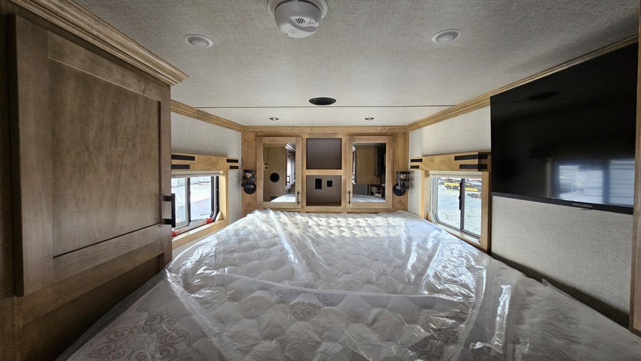 New 2026 Featherlite Trailers GOOSENECK 9807 7'X24'TA Horse Trailer