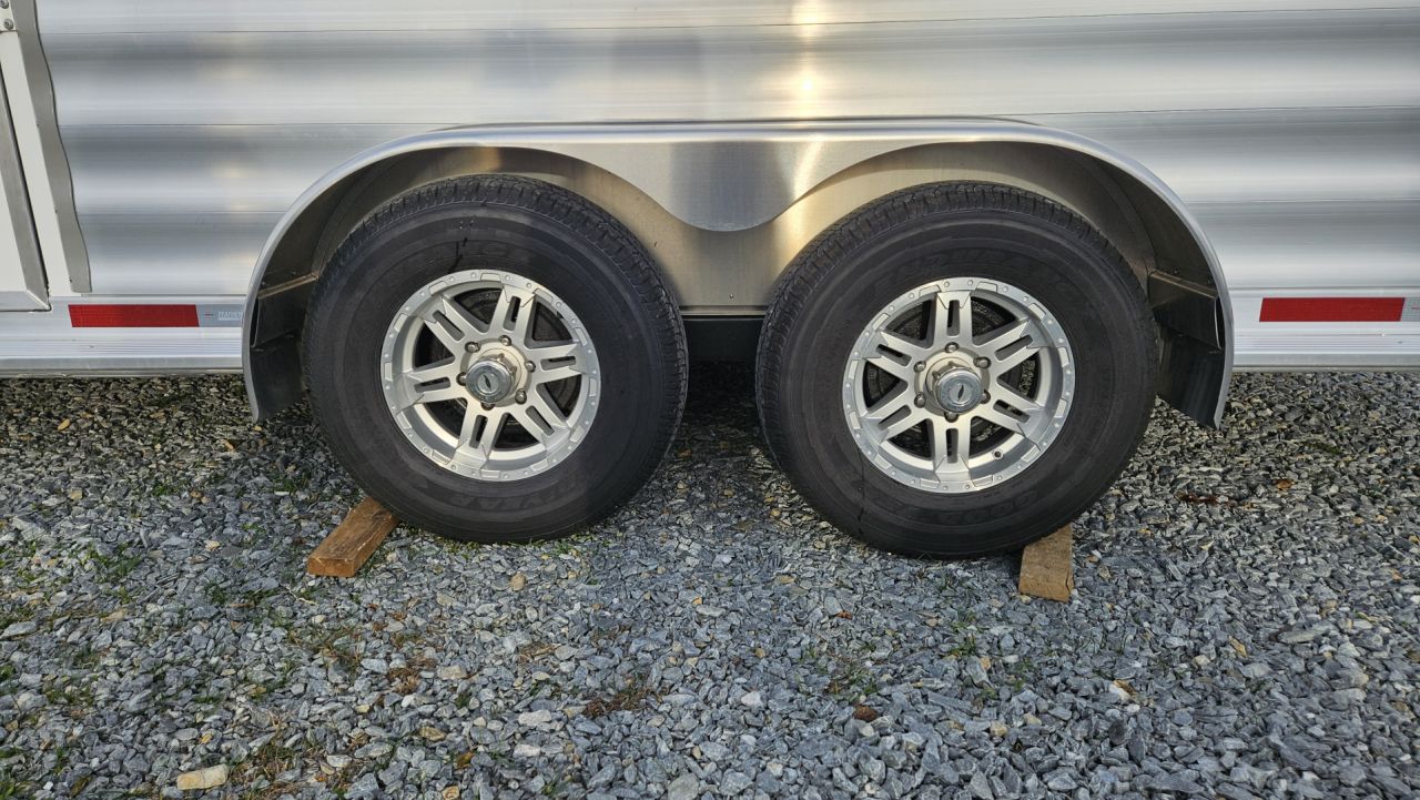 New 2026 Featherlite Trailers GOOSENECK 9807 7'X24'TA Horse Trailer