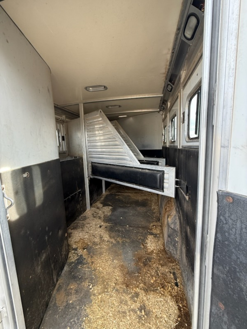 Used 2002 CM Trailers 3H LQ Horse Trailer