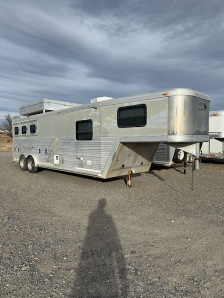 Used 2002 CM Trailers 3H LQ Horse Trailer