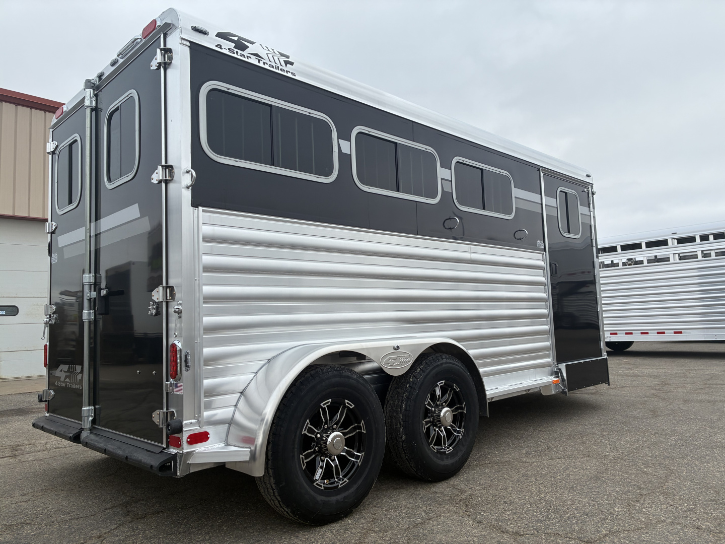 New 2027 4-Star 3H Slant Load Horse Trailer