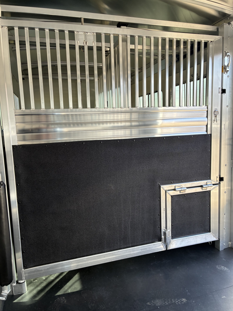 New 2027 4-Star 4-5 Horse Head to Head Horse Trailer