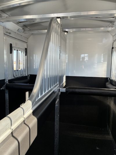 New 2027 4-Star 2H Straight Load GN Horse Trailer