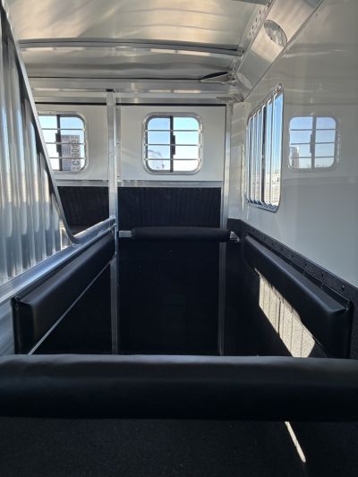 New 2027 4-Star 2H Straight Load GN Horse Trailer