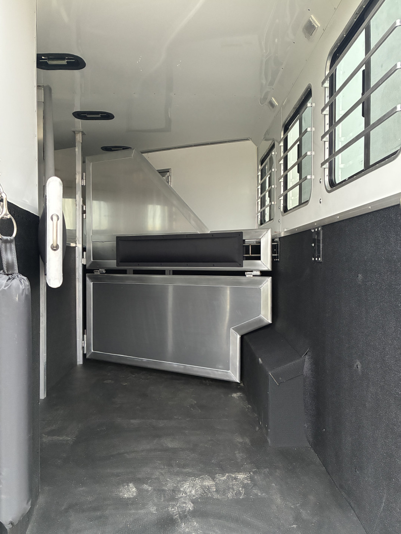 New 2026 Lakota 3H 9'LQ Horse Trailer