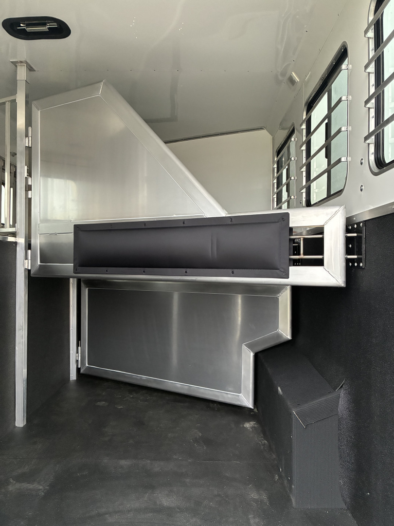 New 2026 Lakota 3H 9'LQ Horse Trailer