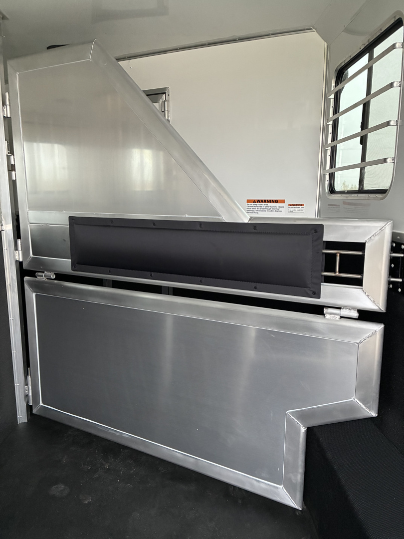 New 2026 Lakota 3H 9'LQ Horse Trailer