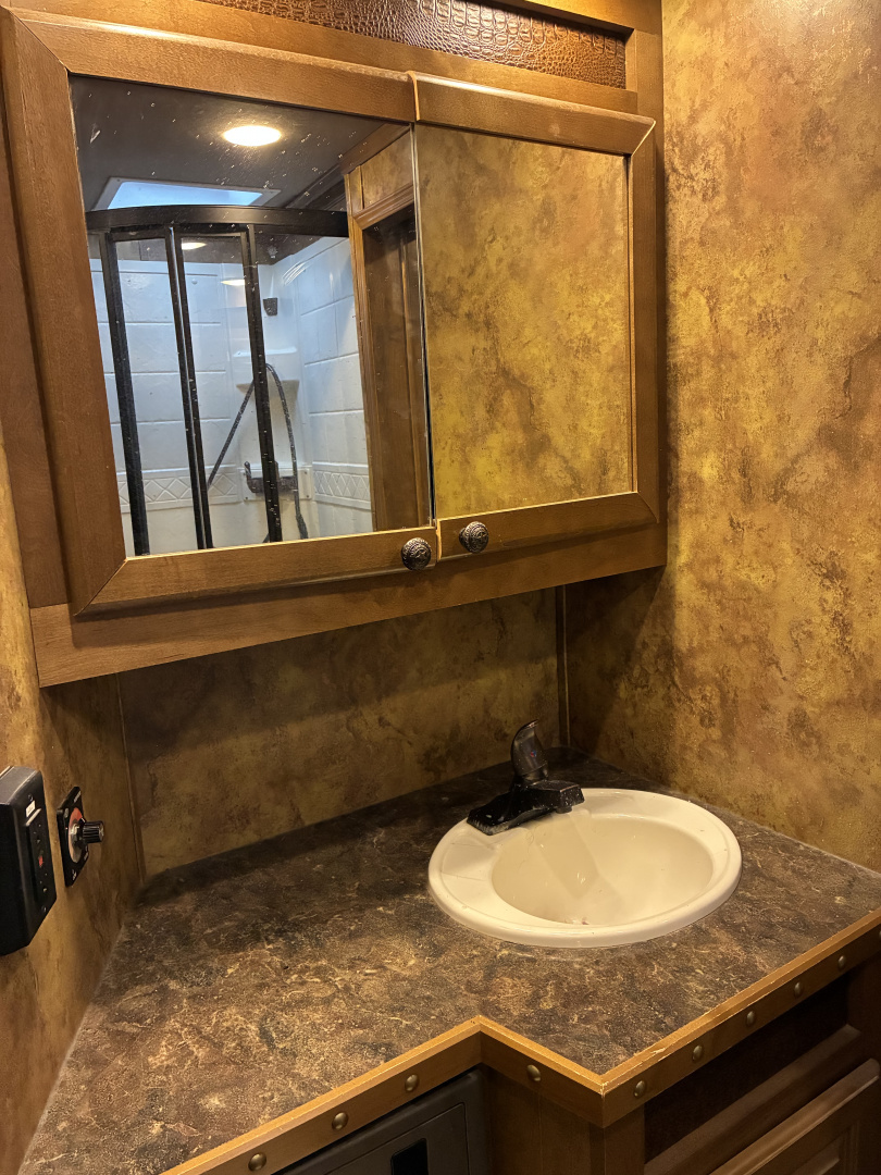 Used 2014 Lakota 4H 16LQ Horse Trailer