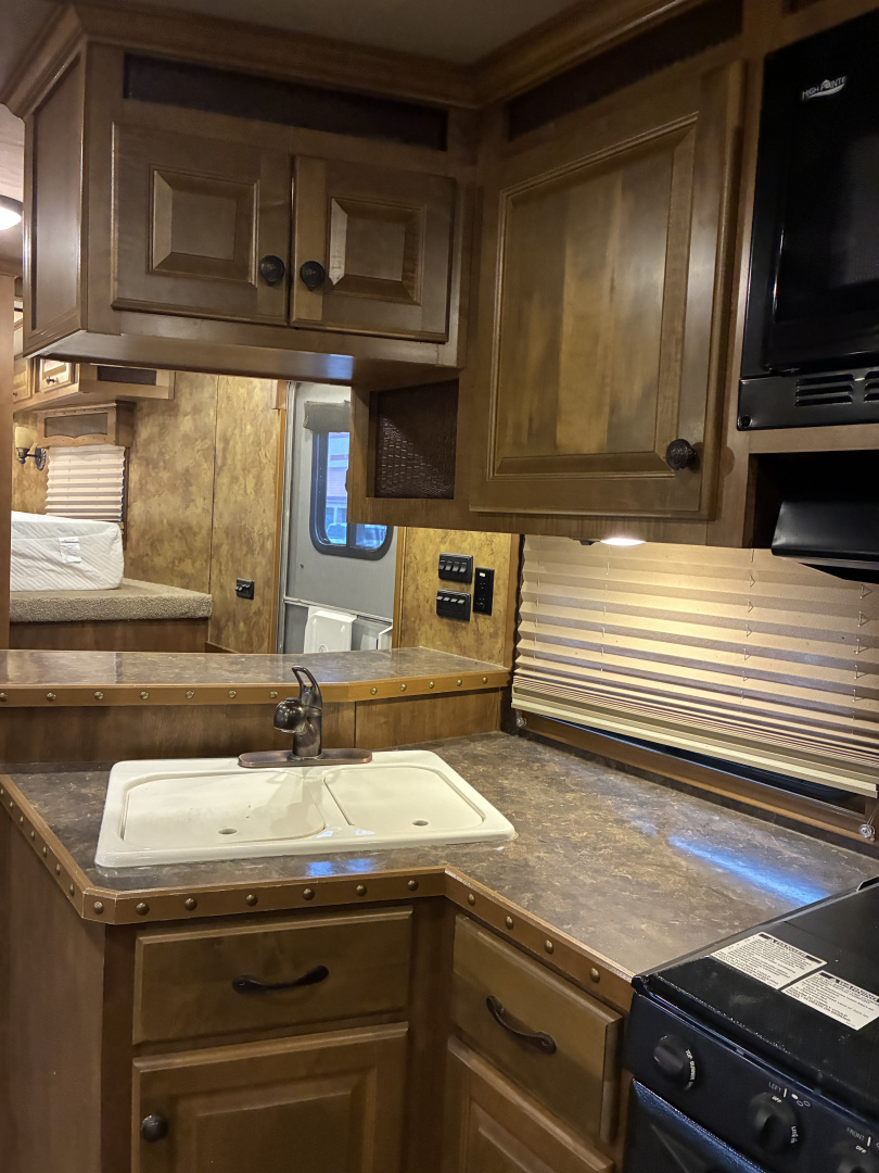 Used 2014 Lakota 4H 16LQ Horse Trailer