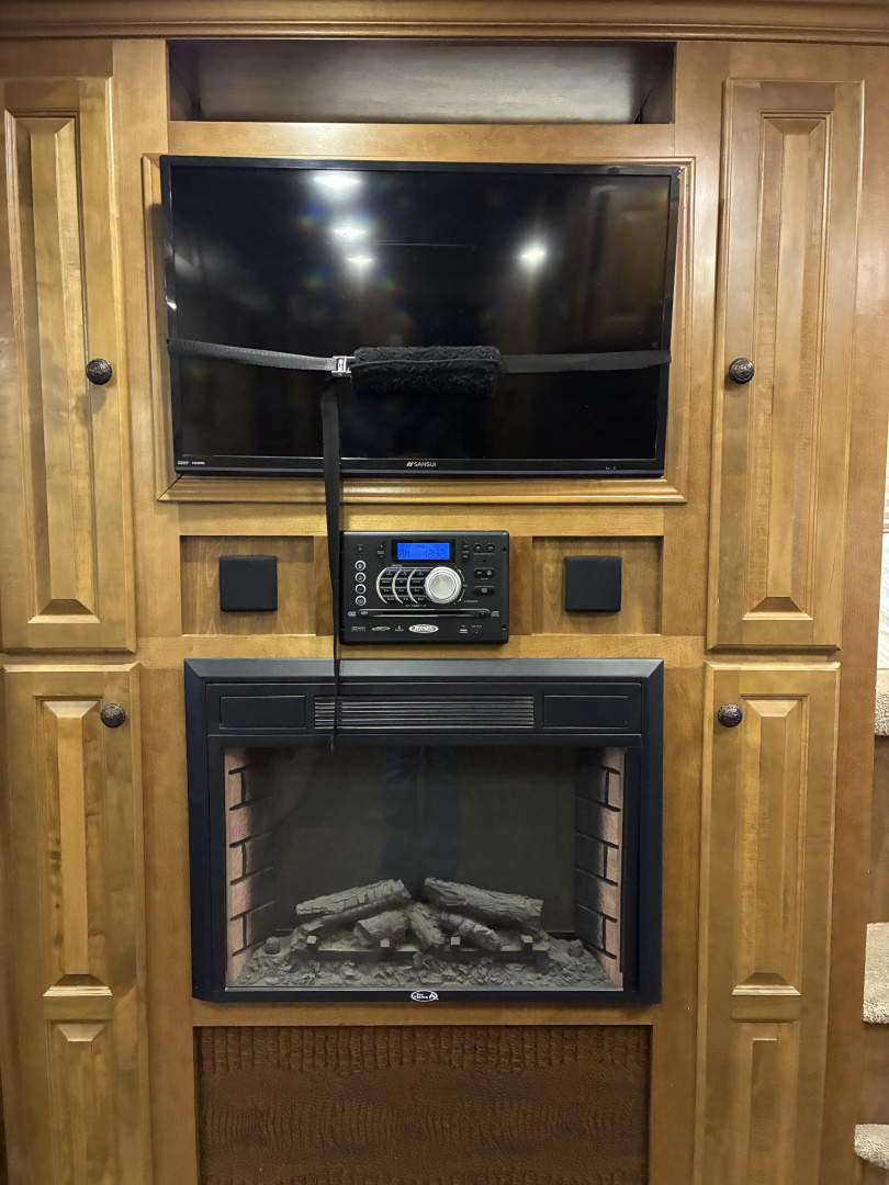 Used 2014 Lakota 4H 16LQ Horse Trailer