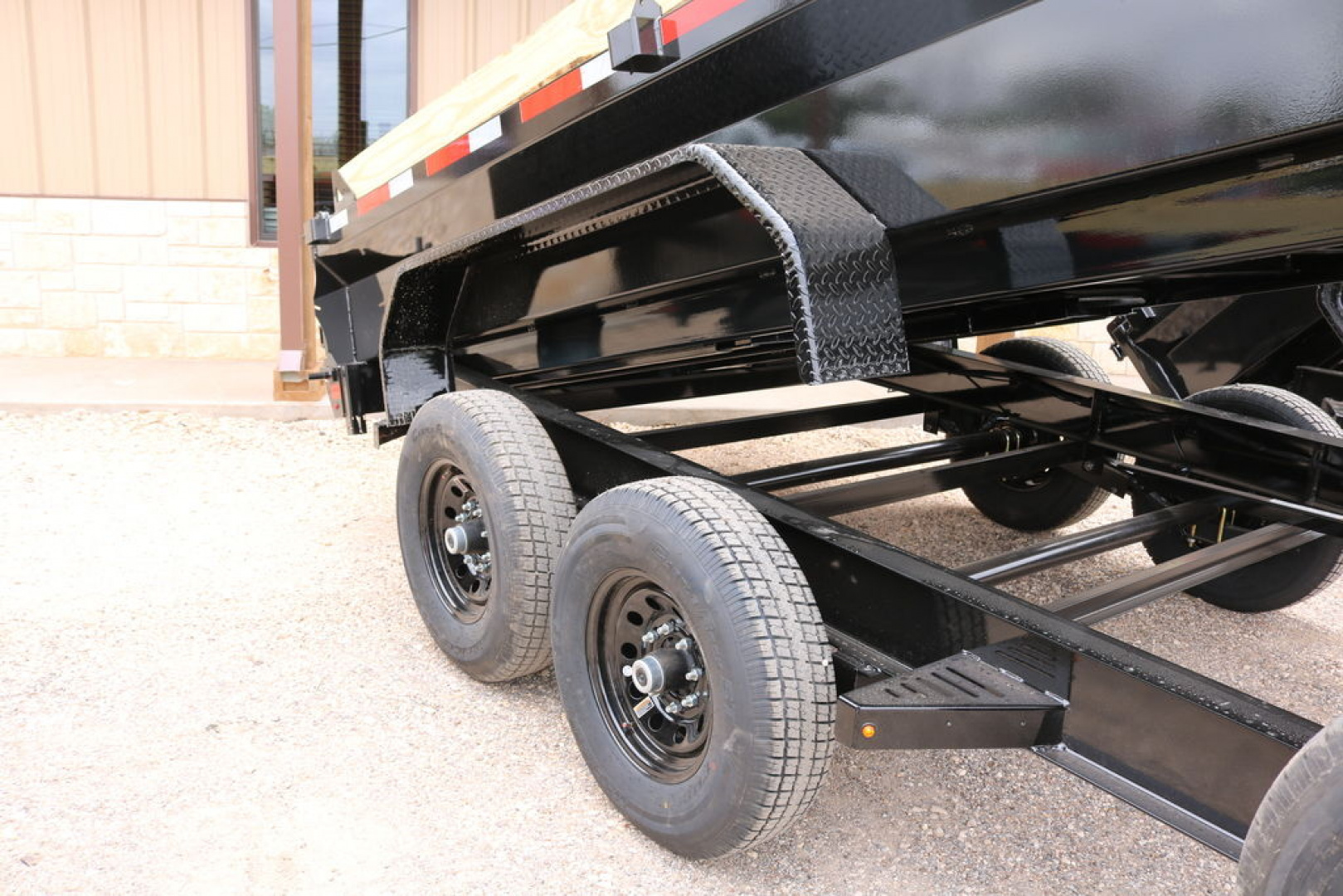 New 2025 Diamond C Trailers HDU207