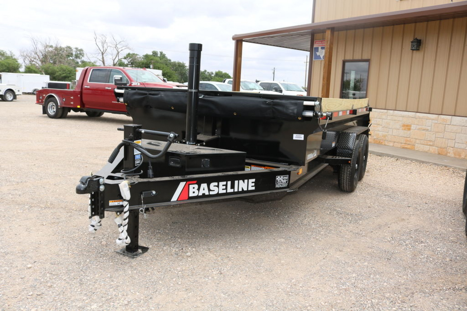 New 2025 Diamond C Trailers HDU207