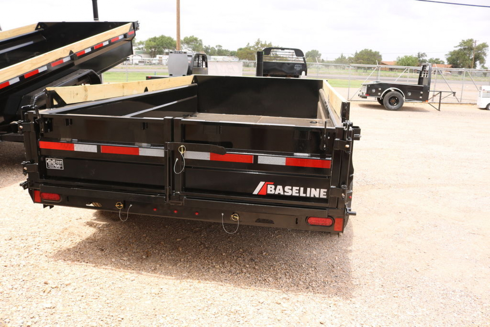 New 2025 Diamond C Trailers HDU207