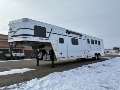New 2026 SMC 4H 13' LQ Horse Trailer