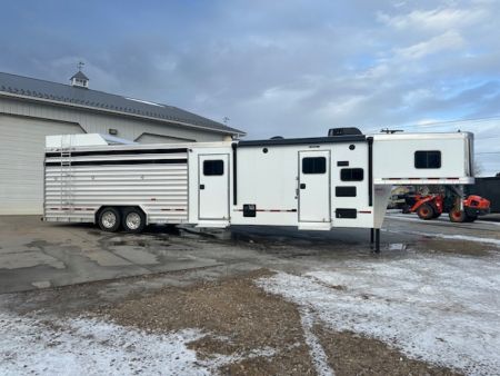 New 2025 Featherlite 8413 Living Quarter w/Stock Back