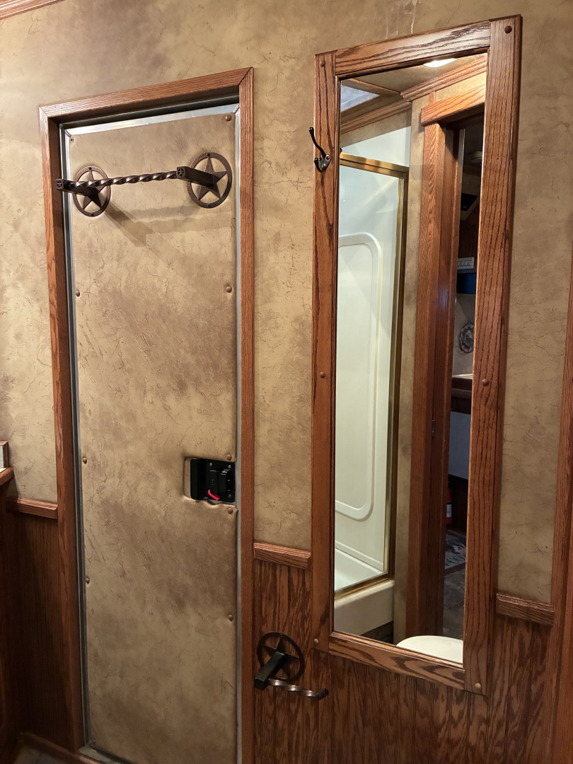 Used 2007 Cimarron 2H 11' LQ Horse Trailer
