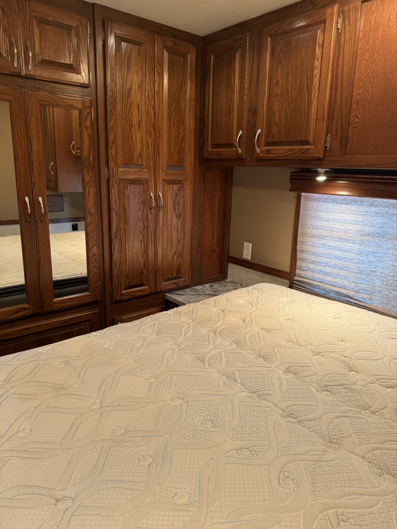 Used 2011 Showhauler 45’ Tandem Axle Motorcoach