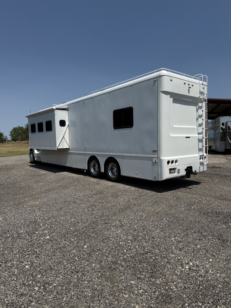 Used 2011 Showhauler 45’ Tandem Axle Motorcoach