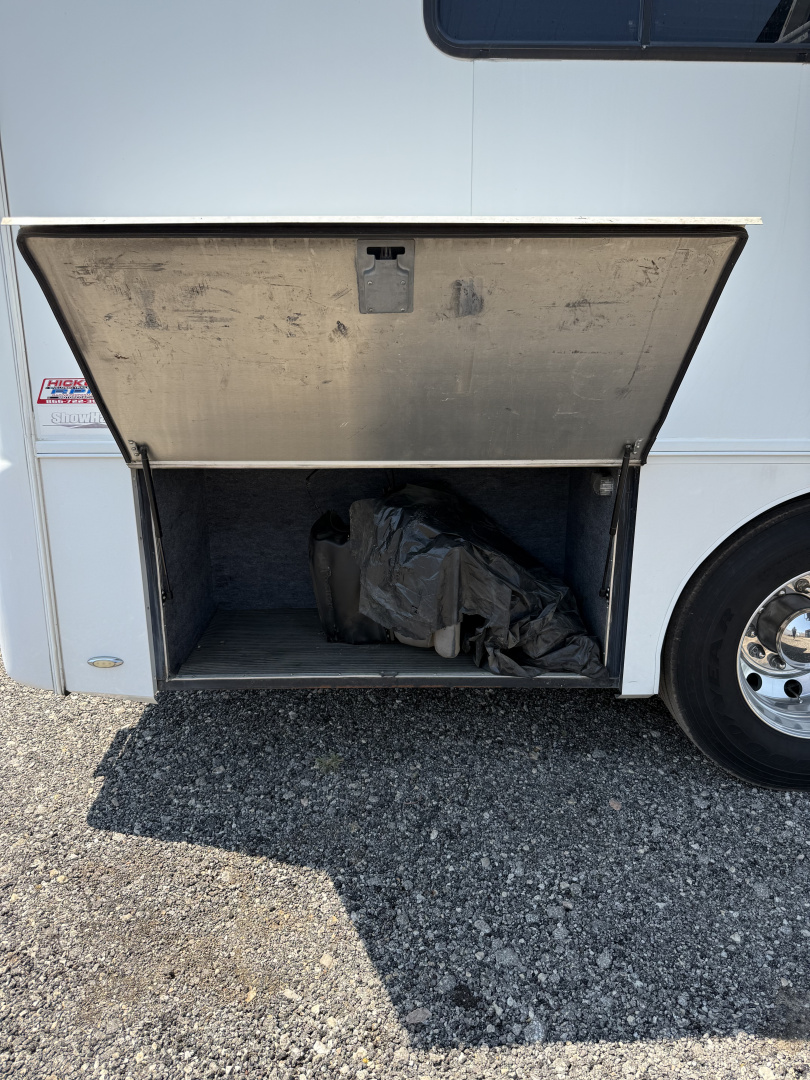 Used 2011 Showhauler 45’ Tandem Axle Motorcoach