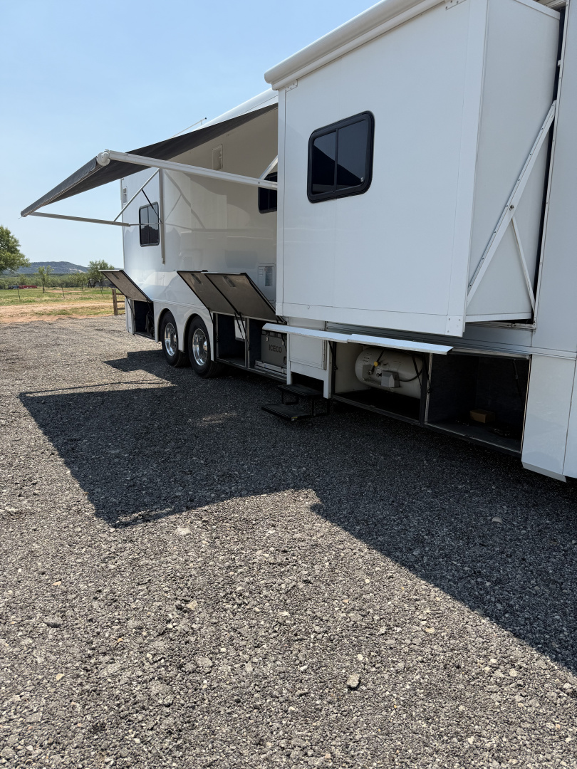 Used 2011 Showhauler 45’ Tandem Axle Motorcoach