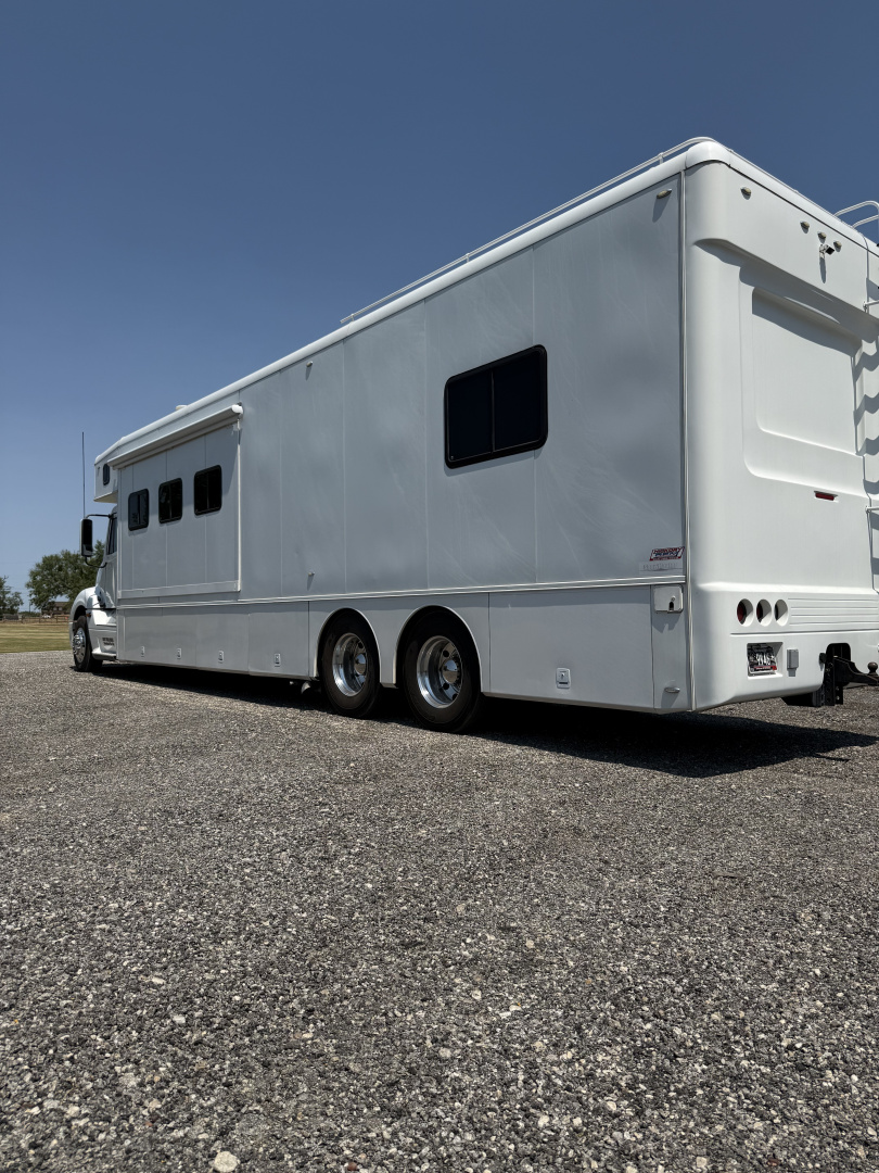 Used 2011 Showhauler 45’ Tandem Axle Motorcoach
