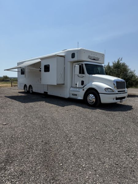 Used 2011 Showhauler 45’ Tandem Axle Motorcoach