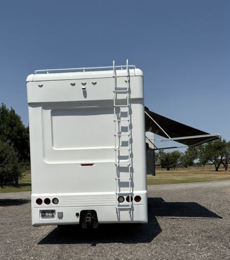 Used 2011 Showhauler 45’ Tandem Axle Motorcoach