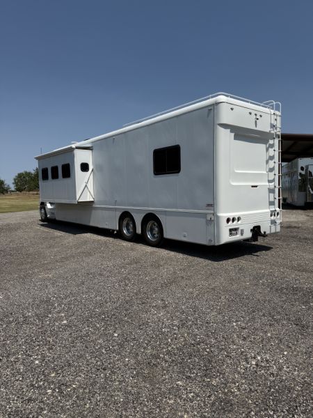 Used 2011 Showhauler 45’ Tandem Axle Motorcoach