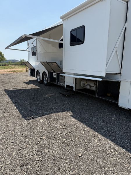 Used 2011 Showhauler 45’ Tandem Axle Motorcoach