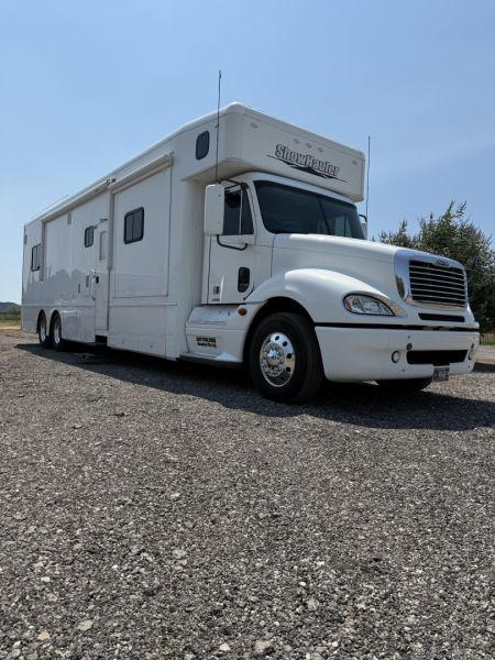 Used 2011 Showhauler 45’ Tandem Axle Motorcoach