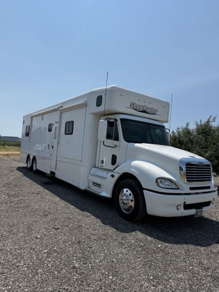 Used 2011 Showhauler 45’ Tandem Axle Motorcoach