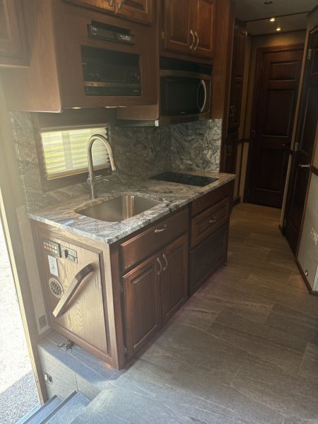 Used 2011 Showhauler 45’ Tandem Axle Motorcoach