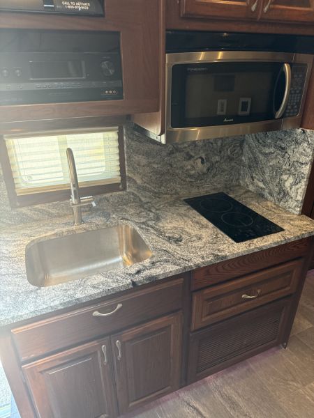 Used 2011 Showhauler 45’ Tandem Axle Motorcoach