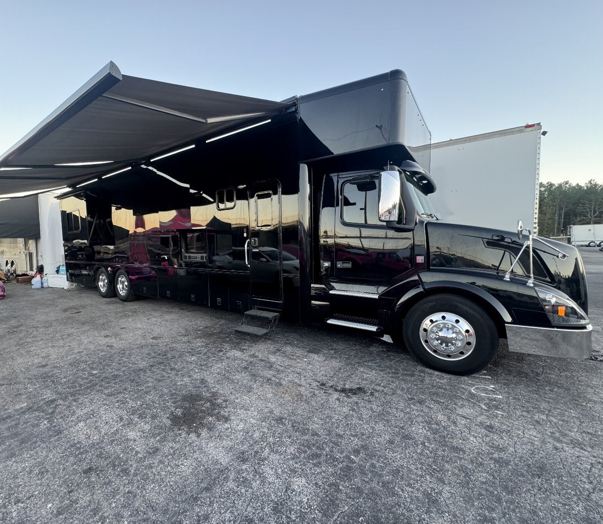 Used 2015 Showhauler 45’ Tandem Axle Motorcoach