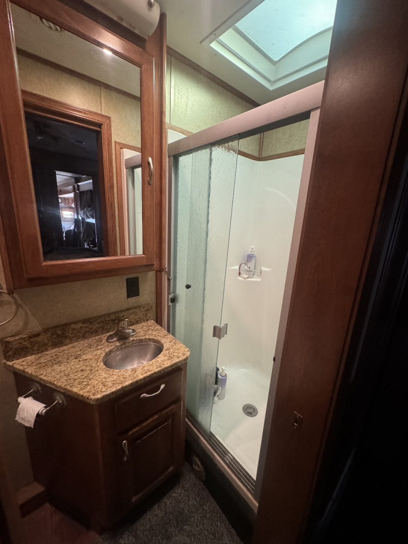 Used 2015 Showhauler 45’ Tandem Axle Motorcoach