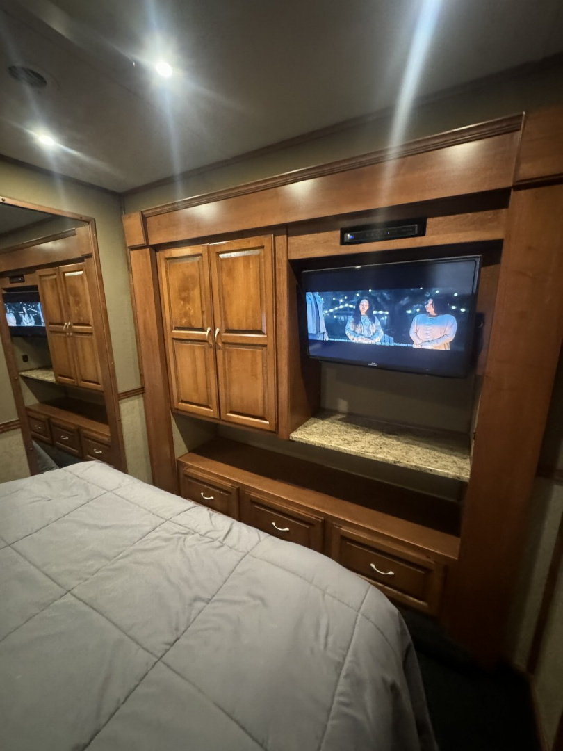 Used 2015 Showhauler 45’ Tandem Axle Motorcoach