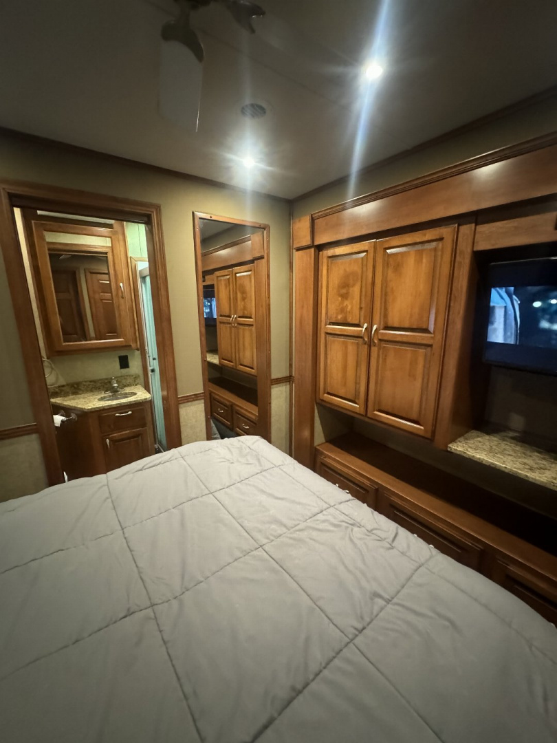 Used 2015 Showhauler 45’ Tandem Axle Motorcoach